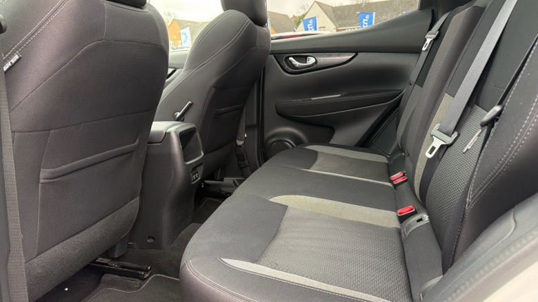 Nissan Qashqai 1.3 DiG-T N-Connecta 5dr [Glass Roof Pack] Petrol Hatchback